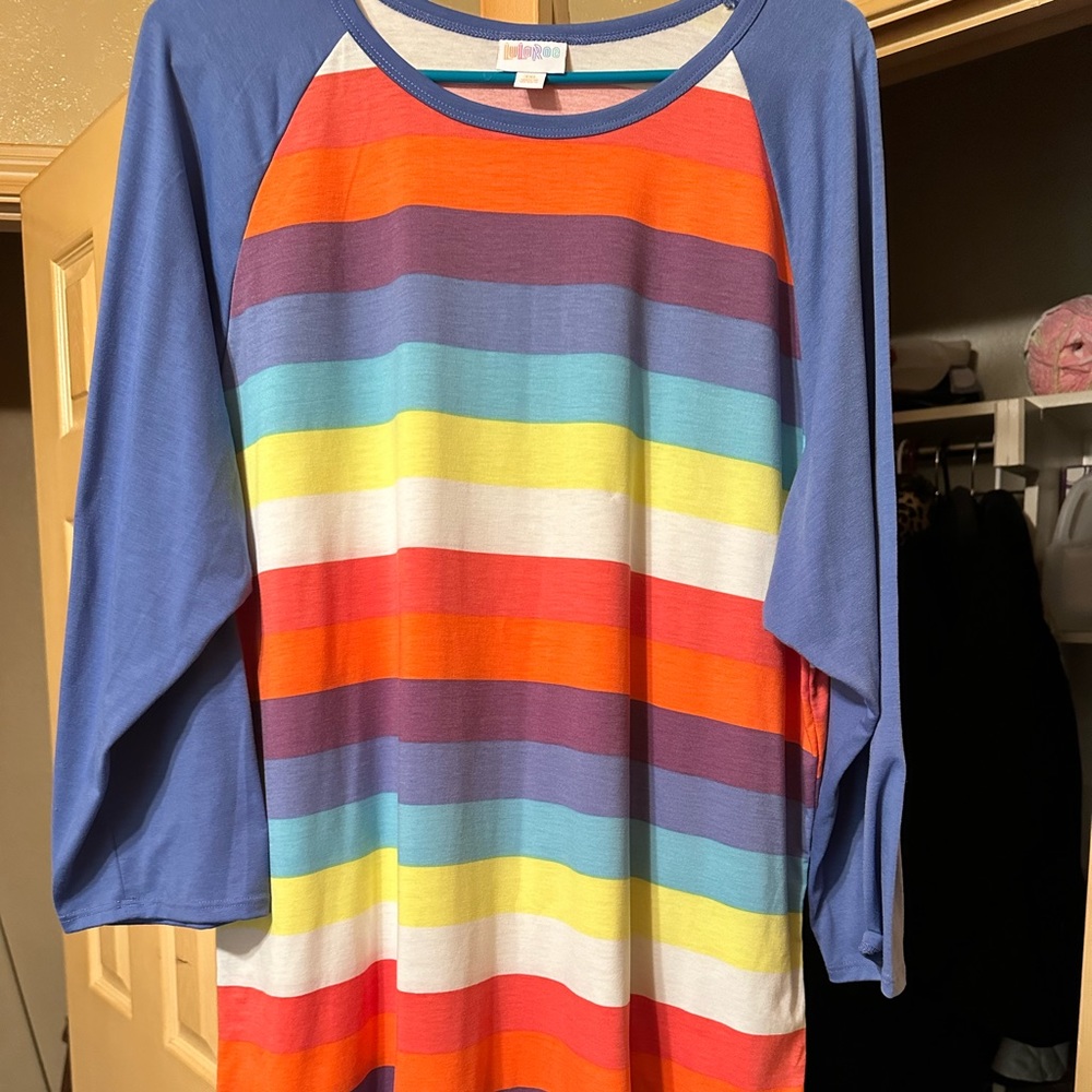 LulaRoe Randy Tshirt